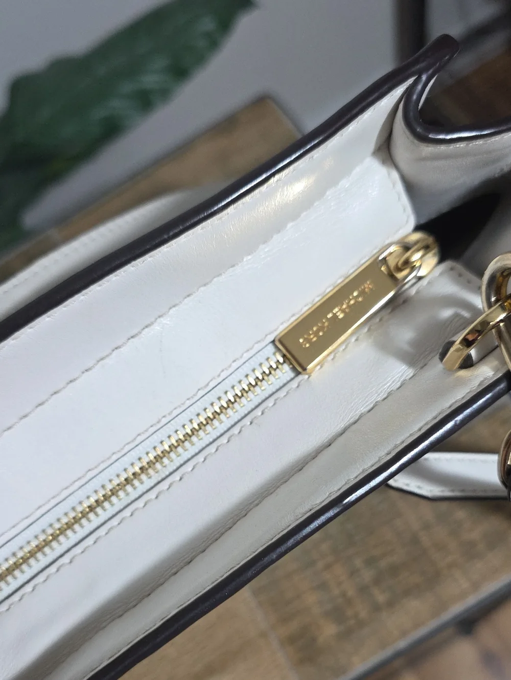 Michael Kors Hamilton Crossbody White Leather Gold Hardware Excellent Condition